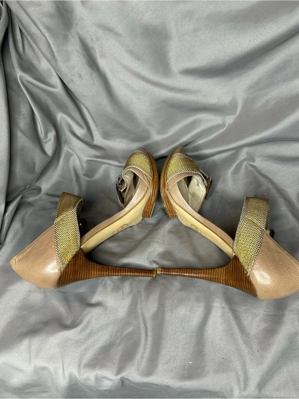 Michael Kors Faith Sandals Size 8.5 Taupe Leather and Metallic Gold Mesh Design